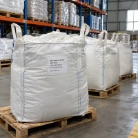 White FIBC bulk bags labeled Alkyl Ketene Dimer AKD Wax CAS 144245-85-2 with 500 kg net weight on wooden pallets in a warehouse.