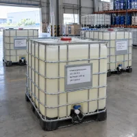 N-Methyldiethanolamine (CAS 105-59-9) stored in 1000 kg white IBC containers (intermediate bulk containers) in a warehouse