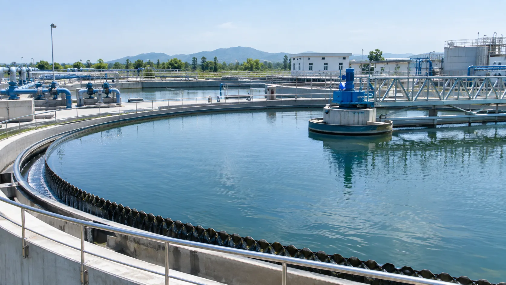 Circular sedimentation tank at a wastewater treatment plant using coagulants supplied by UAT Chemical